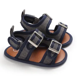 Primo piano di sandali blu navy per neonati con cinturini a fibbia regolabili