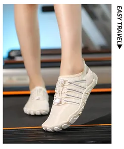 Vista detallada de zapatos de agua beige de secado rápido sobre una cinta de correr