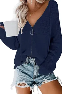 Detailaufnahme des dunkelblauen Oversize-Kapuzenpullovers mit Ringreißverschluss