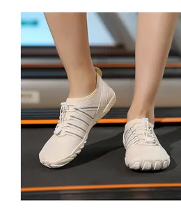 Detalle de los zapatos acuáticos de secado rápido sobre una cinta de correr con malla