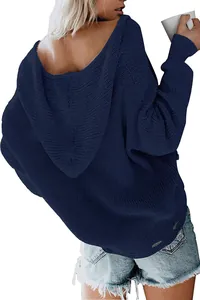 Detaillierte Rückansicht einer Frau in einem übergroßen marineblauen Strickpullover mit Kapuze