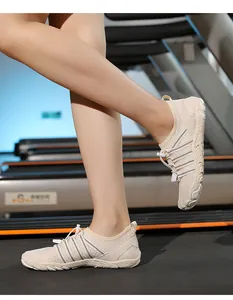 Primer plano de zapatos de agua beige transpirables de secado rápido con suelas