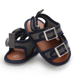 Primo piano di sandali blu navy per neonati con dettaglio fibbia e morbida soletta marrone