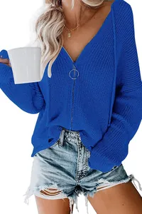 Detailansicht eines königsblauen Strickpullovers mit Kapuze und Ring-Reißverschluss für Damen