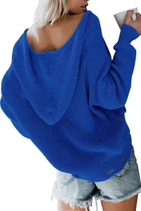 Rückansicht eines leuchtend königsblauen, übergroßen Strickpullovers mit Kapuze und V-Ausschnitt.