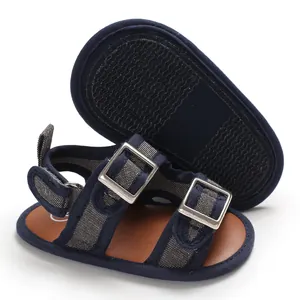 Dettaglio sandali neonato blu navy con suola in silicone antiscivolo e fibbie