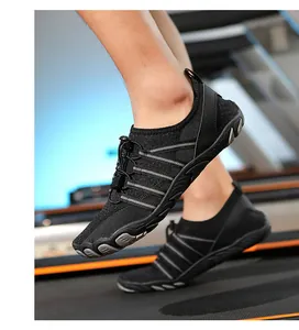 Detalle de zapatos de agua negros de secado rápido con suela de goma antideslizante en cinta.