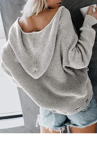 Detailansicht des grauen Damen-Strickkapuzenpullovers mit modischen Distressed-Details.