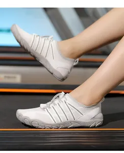 Primer plano de zapatos de agua blancos de secado rápido con suela antideslizante