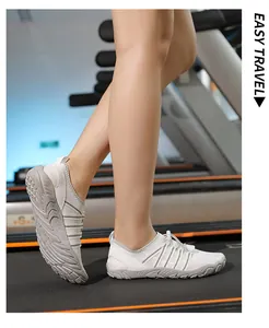 Detalle de zapatos de agua blancos transpirables con suelas de goma antideslizantes pro