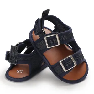 Dettaglio dei sandali da passeggio per bambini blu scuro con fibbie argentate e suola marrone