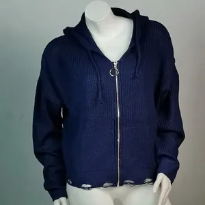Detailansicht des dunkelblauen Strick-Zip-Hoodies mit einzigartigem Distressed-Saum