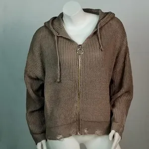 Nahaufnahme eines braunen, übergroßen Strick-Cardigans mit Kapuze und Rundreißverschluss