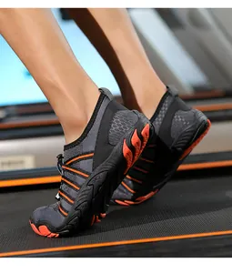 Primer plano de zapatos de agua ligeros de secado rápido para senderismo y natación