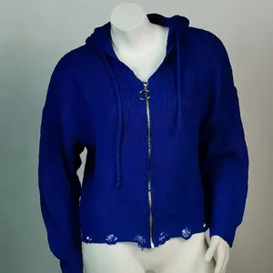 Nahaufnahme eines blauen Kapuzenstrickpullovers mit asymmetrischem Fransen Saum