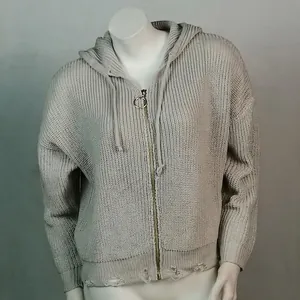 Detailaufnahme grauer Kapuzenstrickpullover mit Distressed-Saum und Ringreißverschluss
