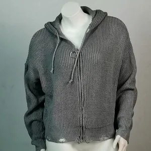 Nahaufnahme des grauen Strick-Cardigans mit Kapuze, Reißverschluss und Fransen-Saum