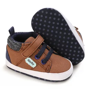 Zapatos de lona marrón para bebés con suela blanda antideslizante de puntos para primeros pasos