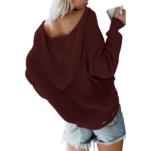 Oversized bordeauxroter Damen Kapuzenstrickpullover in lässiger Rückenansicht für Herbst
