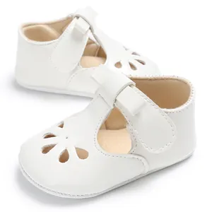 Dettaglio scarpe Mary Jane bianche traspiranti per neonata con suola in morbido PU e fiocco