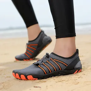 Zapatos de agua grises y naranjas de secado rápido para playa y senderismo libre
