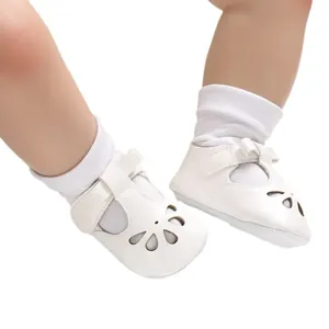 Eleganti scarpe da principessa per neonata in ecopelle bianca con fiori traforati