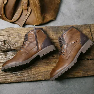 Détail de bottines en cuir marron pour hommes de style vintage avec fermeture