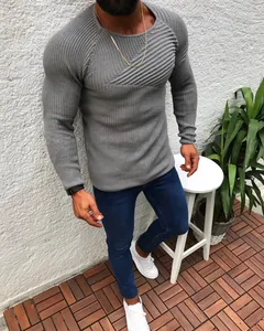 Vista dettagliata del maglione grigio uomo slim-fit con trama a coste diagonali