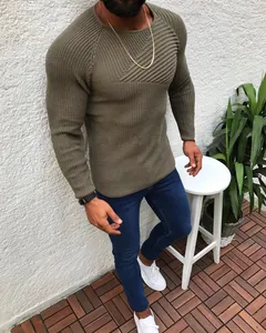 Dettaglio di un maglione in maglia a girocollo slim fit da uomo color verde oliva