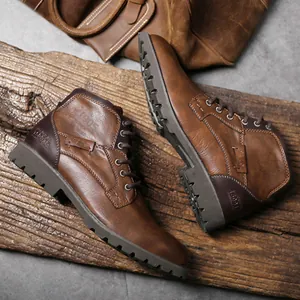 Bottines en cuir marron pour hommes avec semelle robuste sur fond de bois rustique