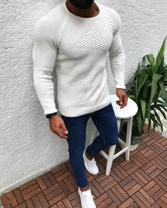Dettaglio maglione bianco slim fit a maniche lunghe con scollo rotondo di tendenza da uomo