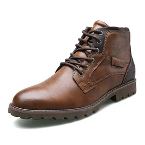 Vue latérale détaillée de bottines Martin classiques en cuir marron pour hommes à lacets