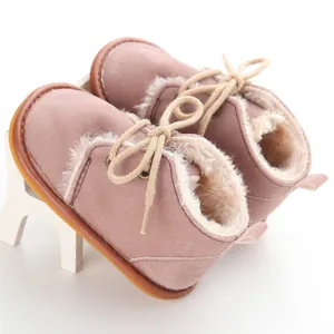 Nahaufnahme von rosa Baby-Winterstiefeln mit warmem Kunstfellfutter und Gummisohlen