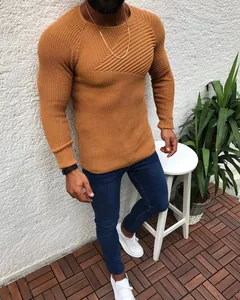 Vista dettagliata di un maglione da uomo in maglia a coste giallo senape vestibilità slim