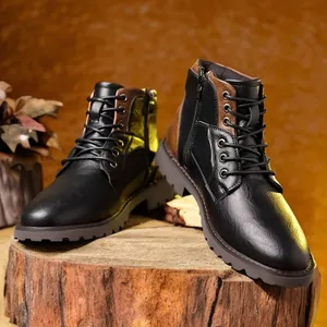 Vue détaillée de bottes à lacets noires et marron élégantes sur un socle en souche de bois