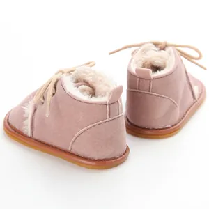 Detailansicht von rosa Winterbabyschuhen mit warmem Fellfutter und Gummisohle