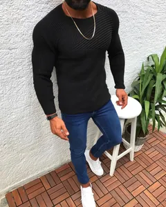 Dettaglio di un maglione da uomo nero slim-fit lavorato a maglia con scollo rotondo e trame.