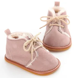Detailansicht der rosa Baby-Winterstiefel mit warmem Fellfutter und rutschfester Sohle