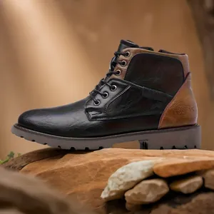 Détail latéral des bottes montantes en cuir pour hommes sur des rochers naturels.