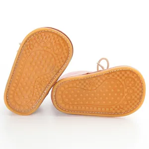 Detailansicht der rutschfesten Gummisohlen für warme Baby-Lauflernschuhe im Winter