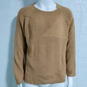 Dettaglio di un maglione marrone da uomo con un motivo diagonale strutturato sul petto