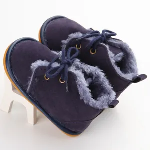 Detailansicht von marineblauen Baby-Winterstiefeln mit warmem grauem Fleecefutter.
