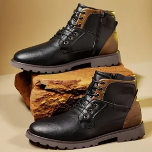 Gros plan de bottines en cuir pour hommes avec contraste noir et marron et zip