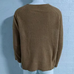 Vista posteriore dettagliata del maglione da uomo a maglia grossa con girocollo marrone