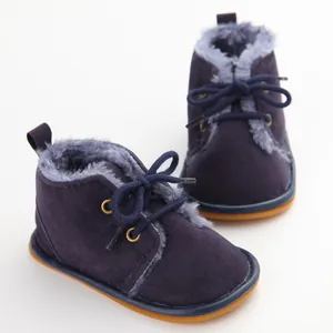 Detailansicht der dunkelblauen Baby-Winterstiefel mit Fleecefutter und Gummisohle