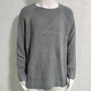 Primo piano di un maglione in maglia grigia a maniche lunghe con scollo rotondo e trama