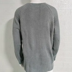 Vista posteriore dettagliata di un maglione da uomo in maglia a coste grigio