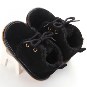 Detailansicht der schwarzen Wildleder-Babystiefel mit warmem Futter und rutschfester Sohle