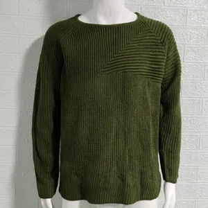 Dettaglio di un maglione da uomo in maglia verde oliva con girocollo e trama operata.