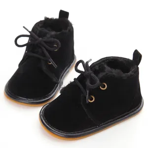 Detailansicht schwarzer Baby-Winterstiefel mit warmem Futter und rutschfester Sohle